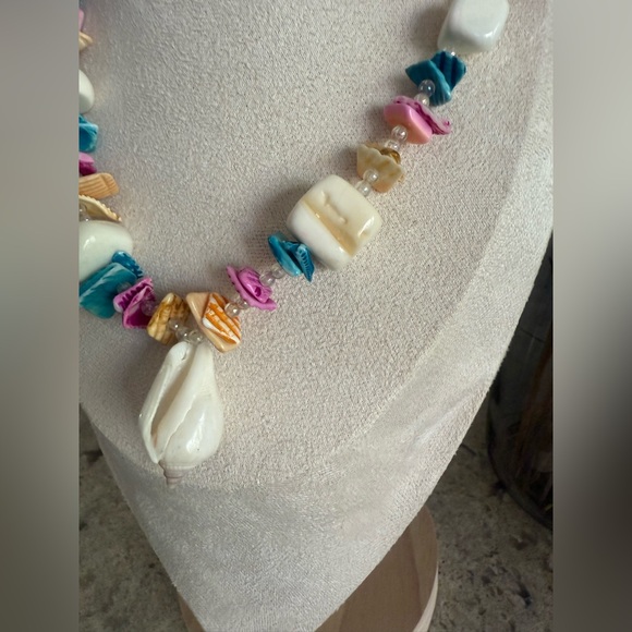 Colorful shell handmade Necklace - Picture 2 of 5